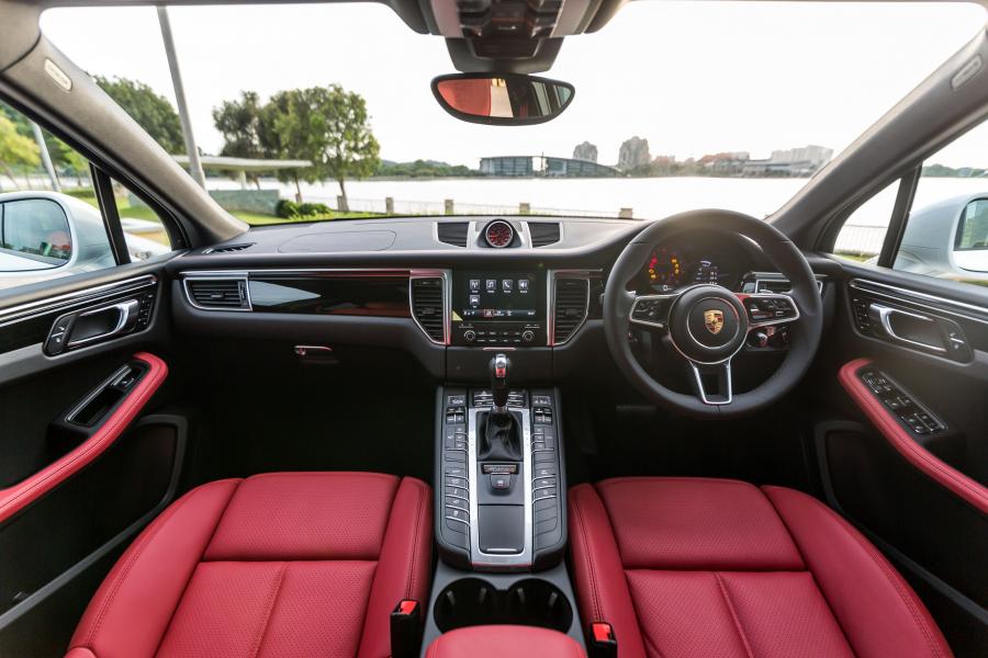 Торпедо Porsche Macan SportDesign Package (95B) 2016 года  (MY) (фото 10 из 40)